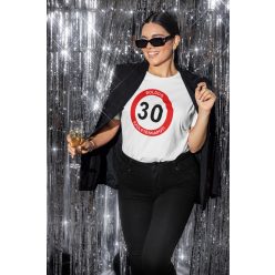   Behajtani tilos táblás női fehér karcsúsitott póló/Feliratozható!