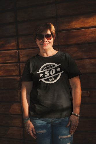 Született 50 éve női fekete karcsúsitott póló/Feliratozható!