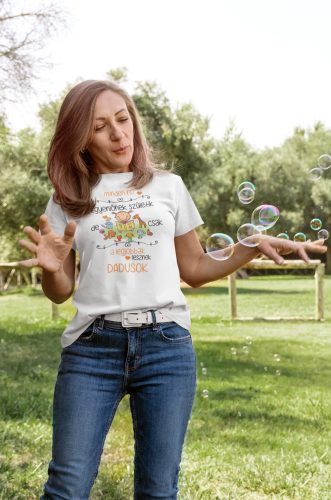 Minden nő egyenlőnek születik Női póló karcsúsitott