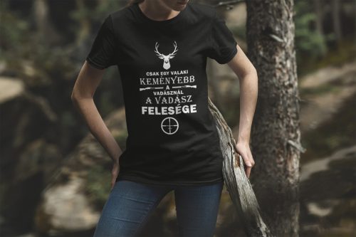 Vadász felesége fekete póló