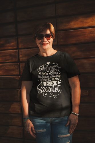 Nagymama ezernyi puszi fekete póló