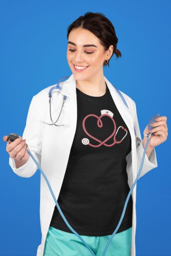 Szív alakú mintás fekete póló ápolóknak 