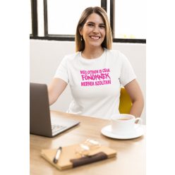 Még otthon is fehér póló