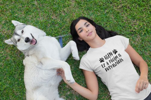 Ez a pólóm is kutyaszőrös fehér póló