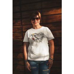 Szív alakú virágcsokros fehér póló nevekkel