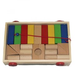   Fa építő készlet húzós kiskocsiban, színes és natúr építőkockákkal, 23x32 cm fóliás csomagolásban